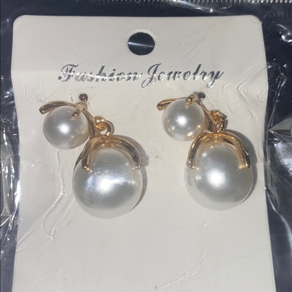 Elegant Pearl Earrings - Picture 5 of 6